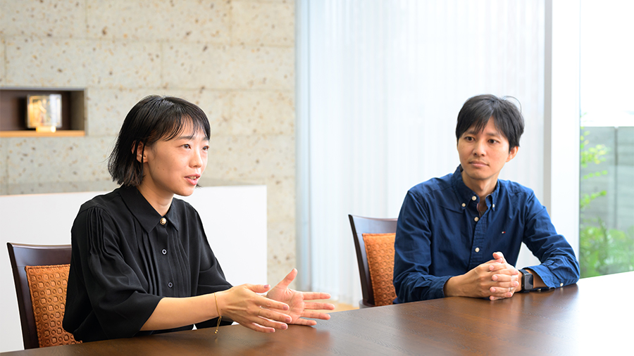 境田裕美(左)、西居桂吾(右)