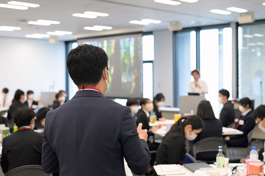 質問をする新入社員
