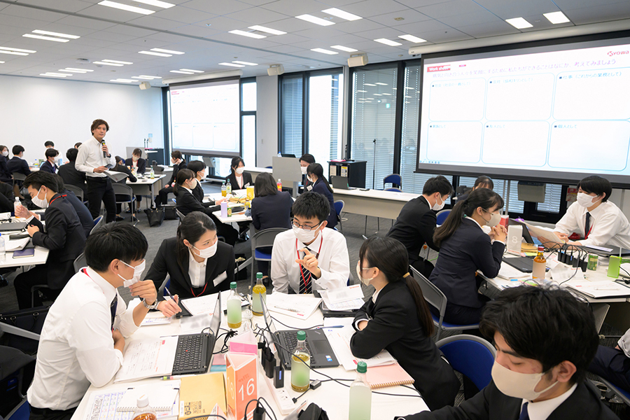 熱心に意見交換をする新入社員